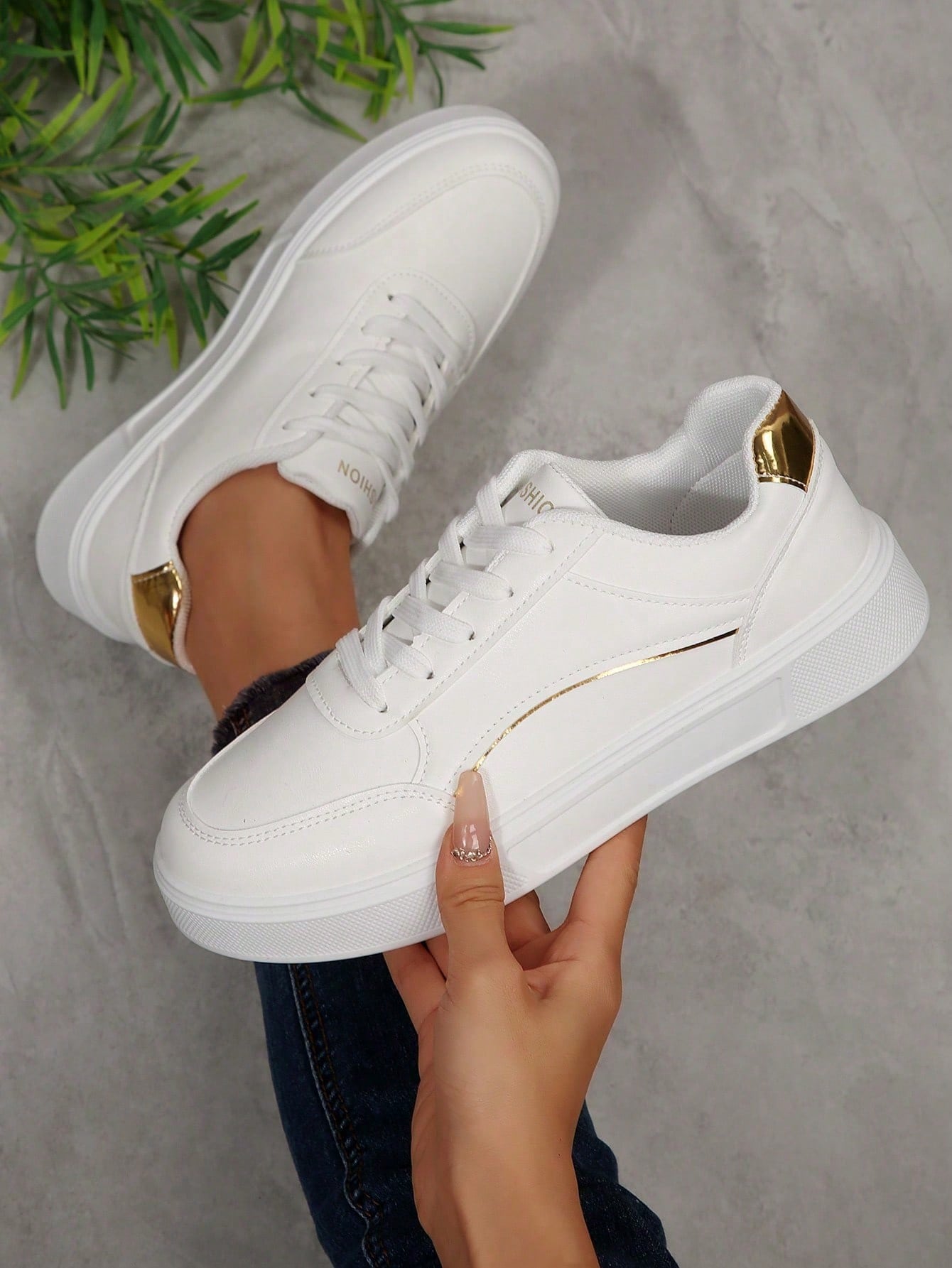Women White Casual Sneakers, L - Running Gear For Women recension och pris
